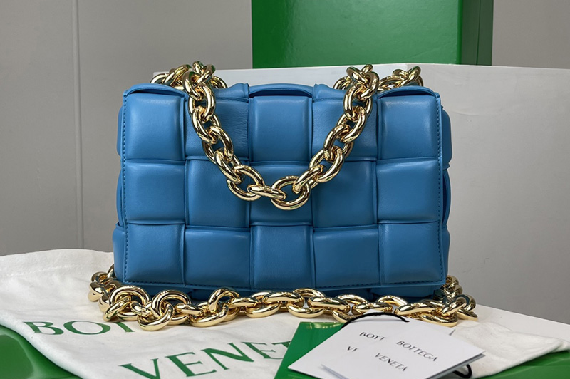 Bottega Veneta 631421 The Chain Cassette bag in maxi Blue Intrecciato Nappa leather With Gold Chain