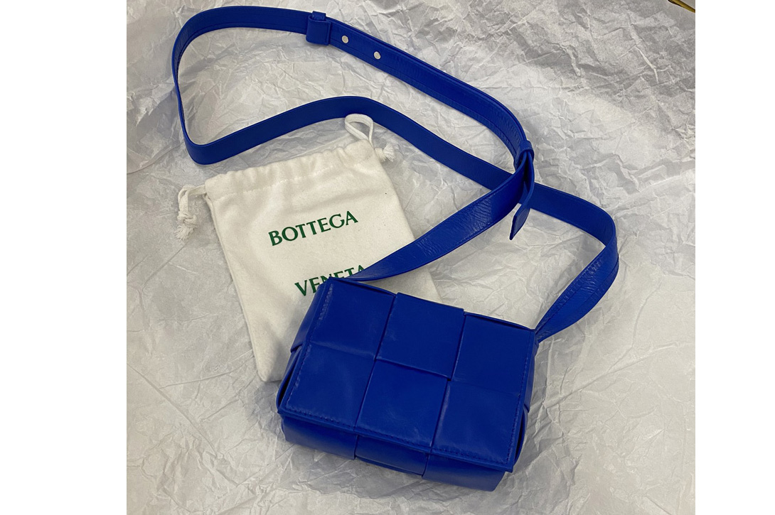 Bottega Veneta 667048 Cassette mini bag in Cobalt Intreccio leather