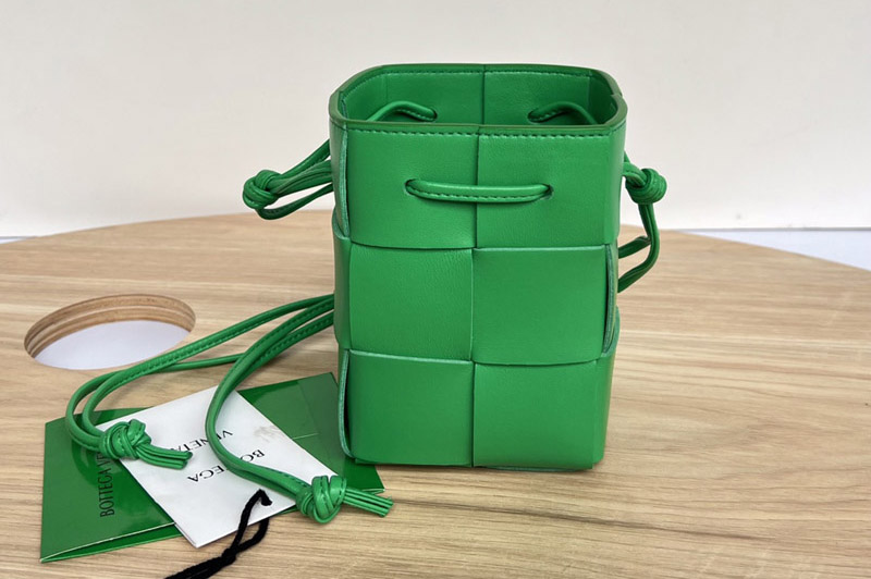 Bottega Veneta 680217 Cassette Mini intreccio leather cross-body bucket bag in Green Leather